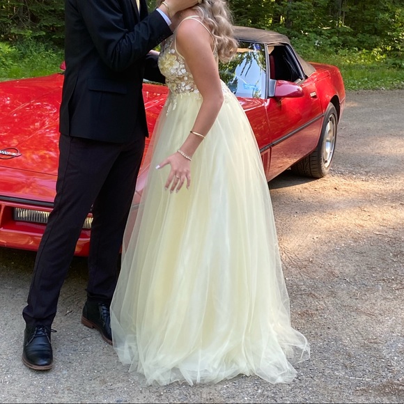 Yellow Gown - Picture 1 of 5